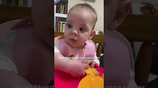 Pensa Em Uma Bebê Que Come