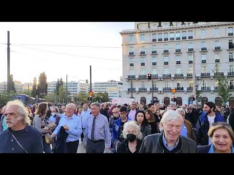 Η πορεία ξεκινά με τον σύνδεσμο φυλακισθεντων εξορισθεντων αντιστασιακών στην κορυφή