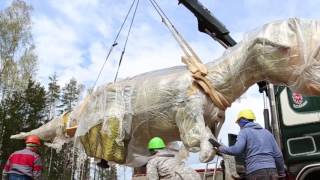 Tematiskais Izklaides Parks Avārijas Brigāde Uzstāda Dinozauru