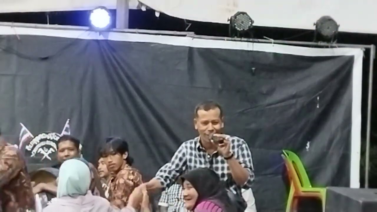 มะซูยี ลาเวง นักร้องเซาวน์สตาร์ ร้องเพลงดีเกฮูลู ที่บ้านบาลอรามันยะลา