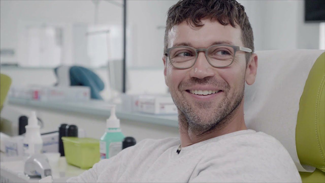 Lukáš Hejlík podporuje dárce krve ve FN Brno