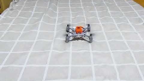 室内での自作ドローン操縦の様子 Homemade drone operation indoors