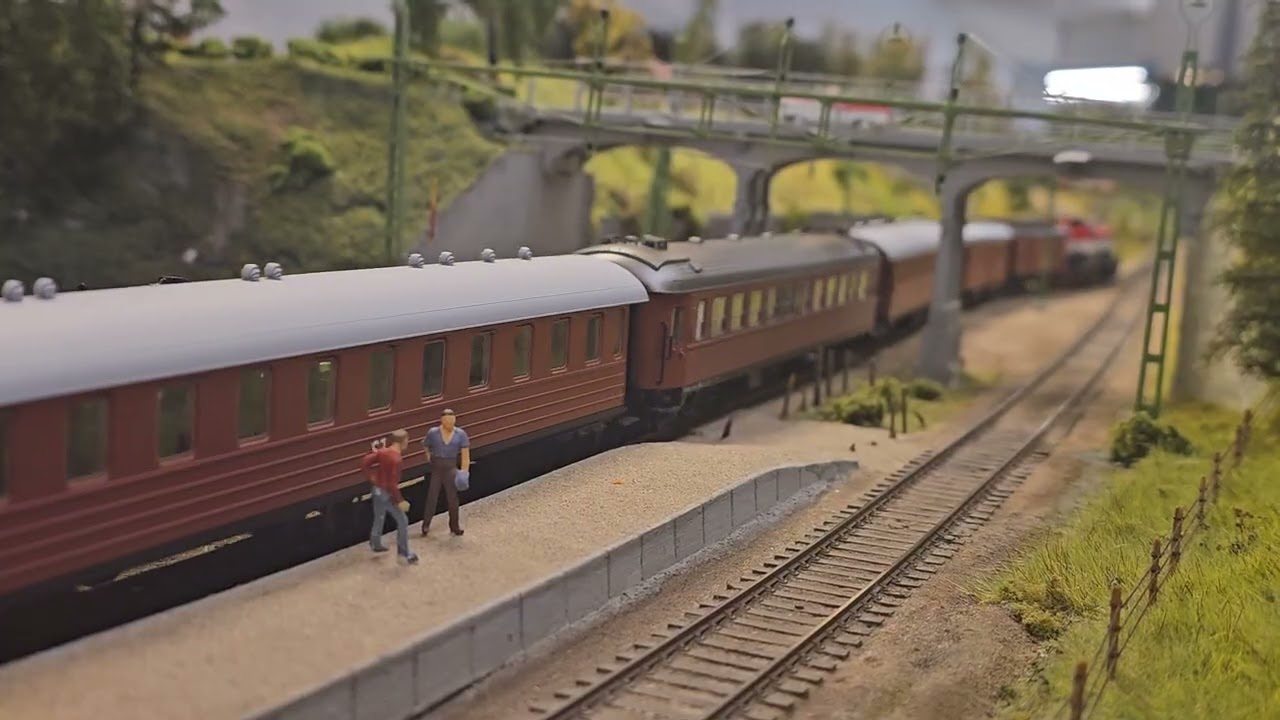 T43 235 med persontåg