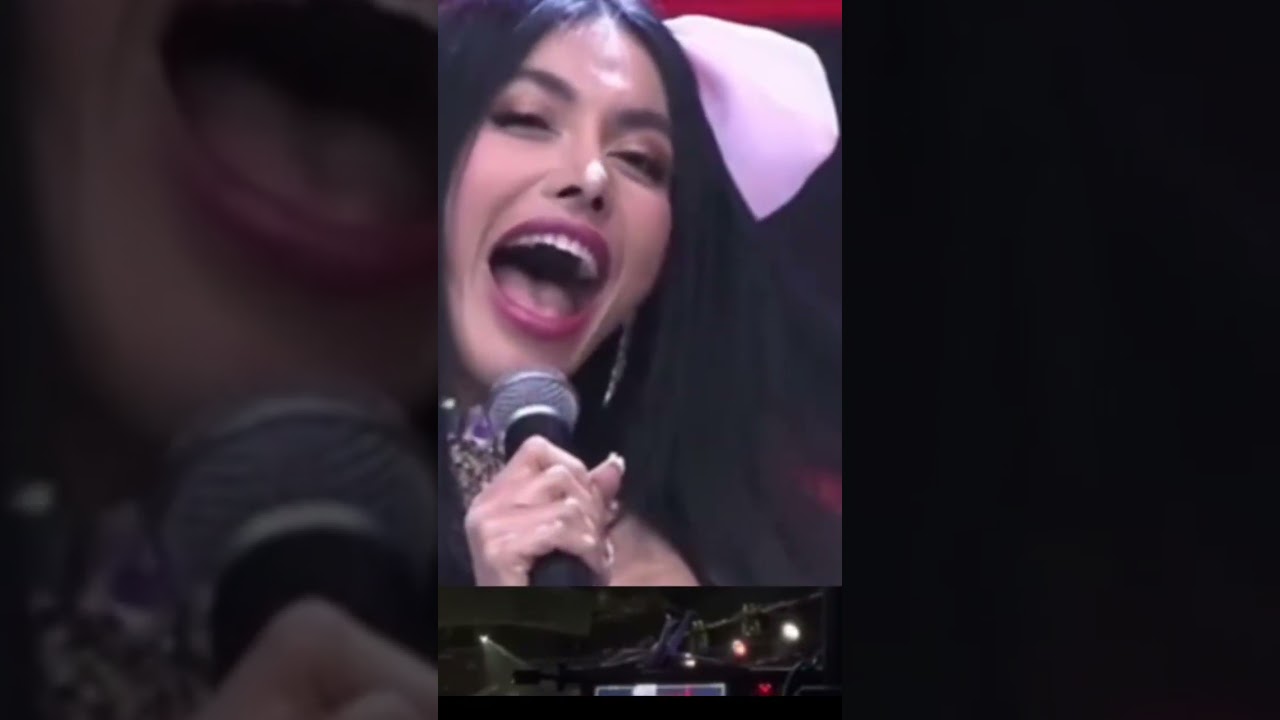 PErforma Denada di atas panggung 