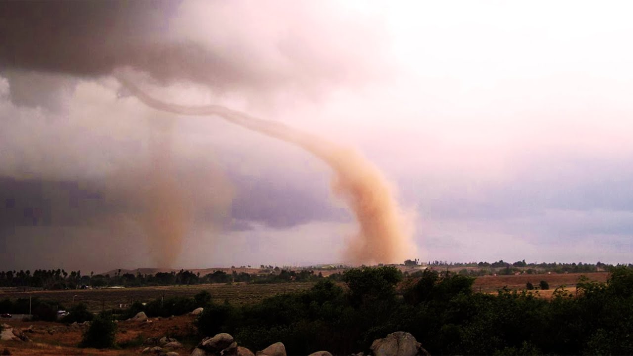 Сильный ветер, торнадо обрушивается на Пинамар, Аргентина 6 января 2021 г тромба Марина Эн пинамар