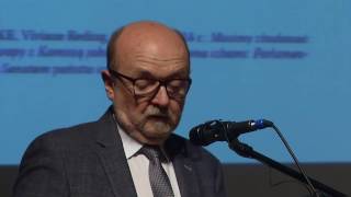 To jest książka znakomita, wspaniała, nie tylko trafiająca w sedno wielu dylematów, które dzisiaj przeżywamy i które musimy rozstrzygnąć, ale także dostarczająca niesłychanie bogatego materiału faktog