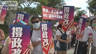 香港選挙制度改革案審議入り「親中」「民主」が対峙(15/06/17)