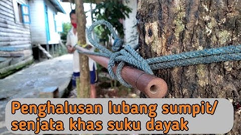 Penghalusan lubang sumpit/ senjata khas suku dayak