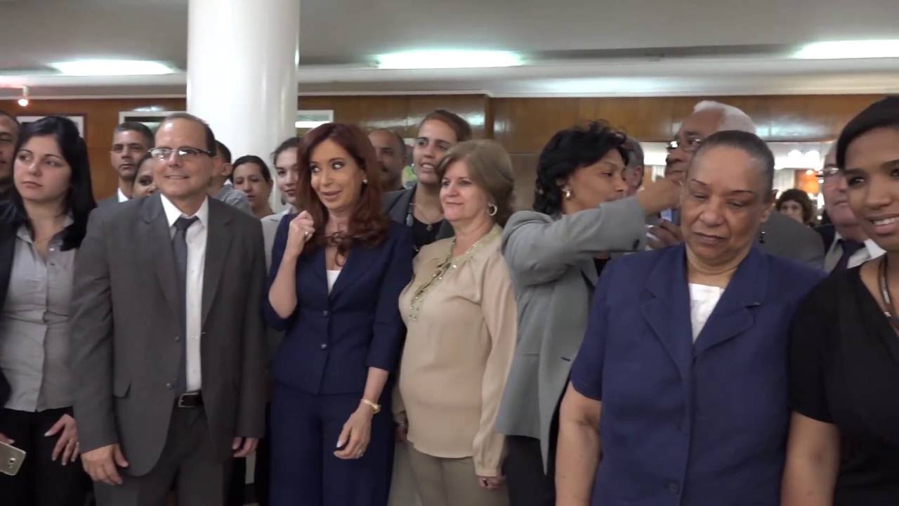 Cristina Kirchner visitó la Embajada de Cuba, homenajeando a Fidel. cristina fernandez facebook