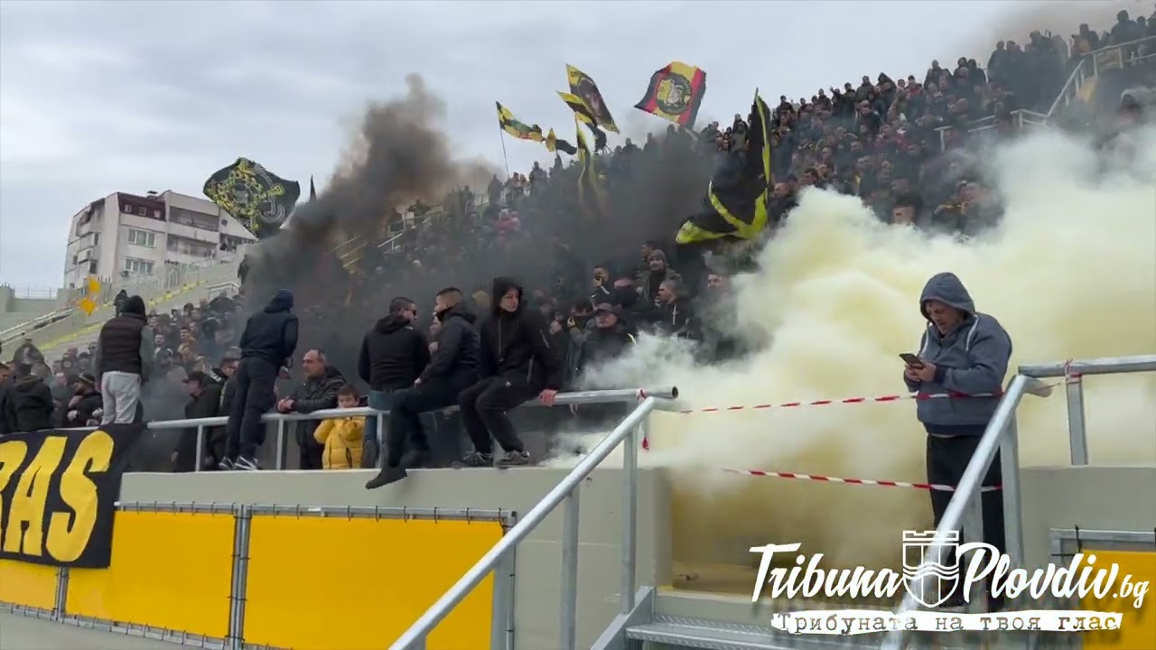 Брутална атмосфера! Близо 3000 бултраси посрещнаха Ботев на Колежа след 9 години чакане