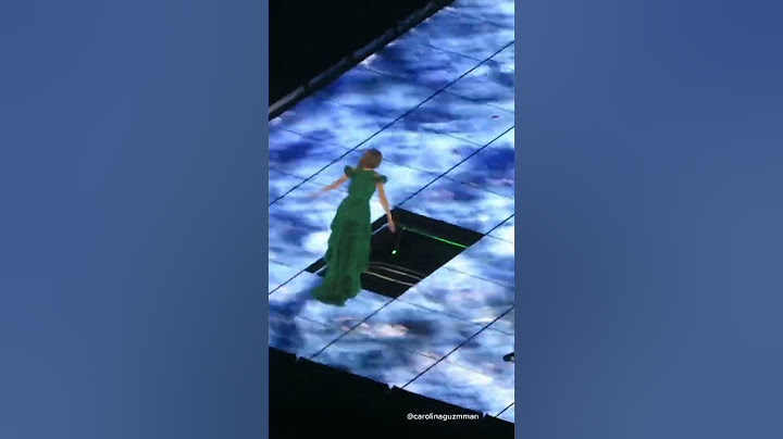 A Closer Look at Taylor Swift's Stage Dive 😳