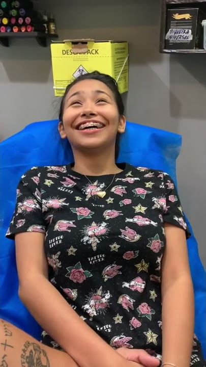 Fafa colocando piercing