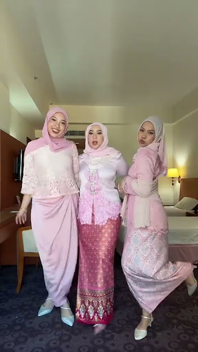 awek melayu baju batik pink