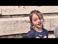 5-ամյա Լուսինան ասում է՝ իր խաղալիքները Ստեփանակերտում են, Երևան չի բերել, քանի որ շուտով կվերադառնա
