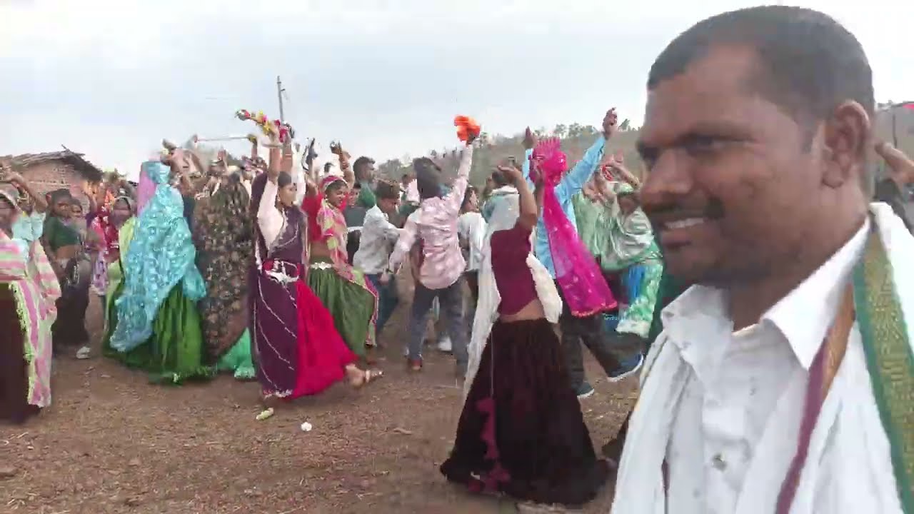 आदिवासी🥁 मंगल पर कैसे डांस 💃कर रहे हैं यह 🕺 लड़कियां 