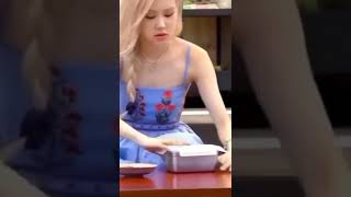 Real Elsa from Frozen is our Rosé❄❄#rosé#lisa#jisoo#kjennie