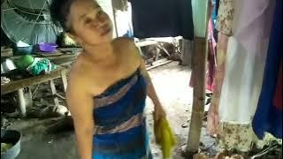 emak habis mandi... langsung mepe baju di dalam pawon.. karena mendung