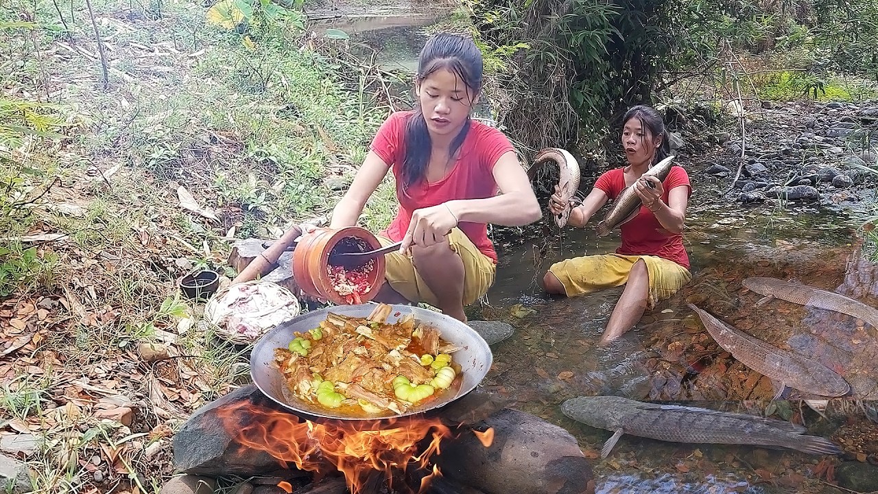 Survival skills: Catch fish in river, Fish salt grill for food in forest, Cows ribs spicy cooking