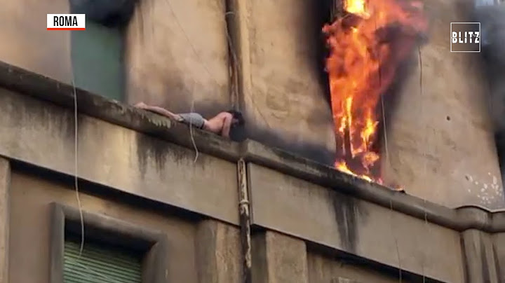 Roma, va a fuoco la casa: salvataggio da brividi
