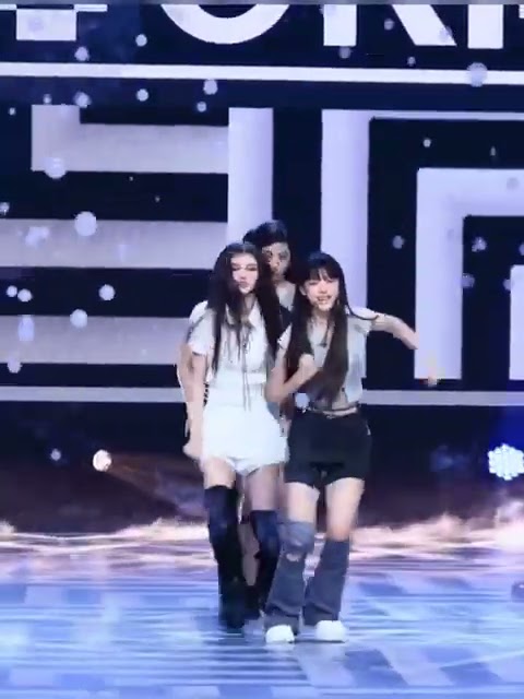 their outfits omg #newjeans #cookie