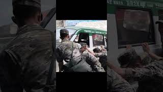 人民子弟兵来了！重庆彭水发生山体崩塌，武警官兵紧急驰援。#中国