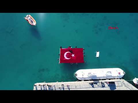 Cumhuriyet Bayramı'nı denizde Türk bayrağı açarak kutladılar