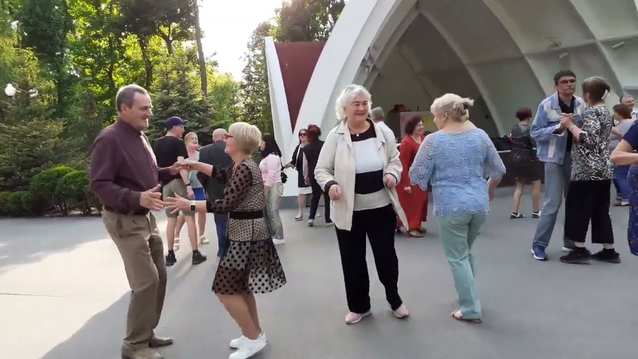 Песня улица горького людмилы ивановой слушать. Танцы в парке Горького в Харькове. Танцы в Харькове для пожилых в парке Горького. Танцы в парке. Харьков танцы в парке Горького 2021.