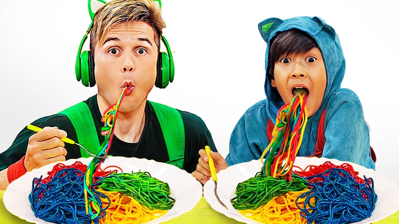Gato Galactico e Toshi Querem o Mesmo MACARRÃO COLORIDO !