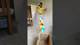 Adam masanın üstüne süt döküyor 😣