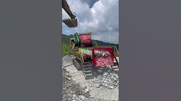 The crawler-type soil and stone separator is in use.