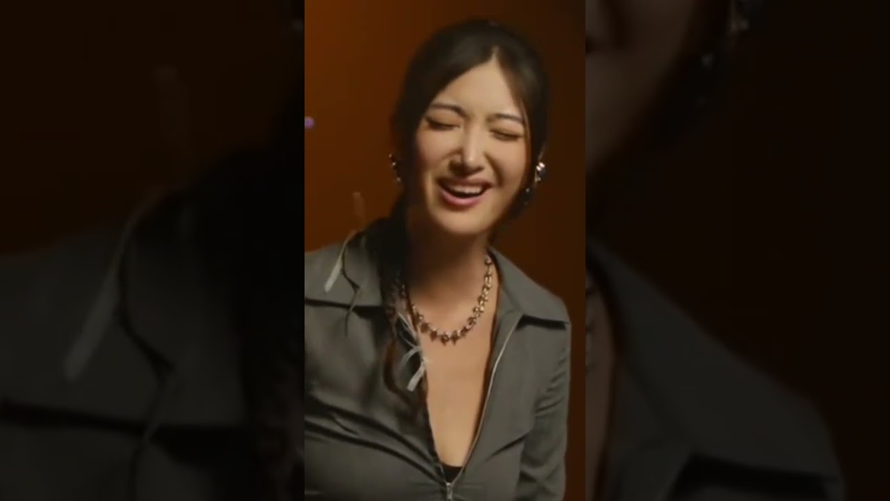 Ejae singing Hunter's Mantra 