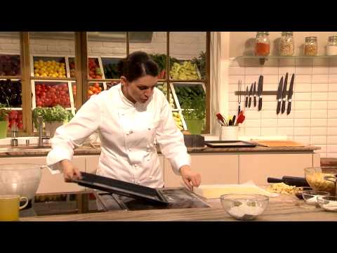 Zitronen-Biskuitroulade (Eveline Wild). 