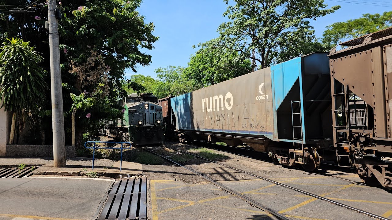 Cruzamento de dois Trens gigantes em Catanduva-SP 