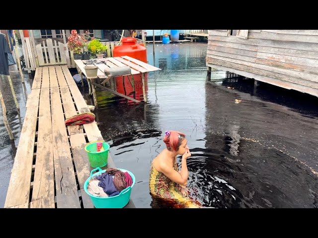 Suasana tenang Perkampungan dayak ahe di musim hujan class=