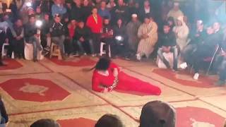 الجن يرقص في جسد إمرأة أمام ذهول من الجمهور في المغرب 2018 خطير