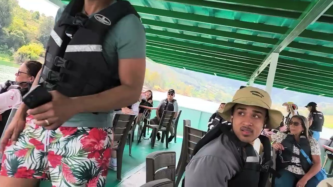 Navegando Sobre El Pueblo Inundado en Medellín Colombia Por El Fotógrafo de los Artistas 