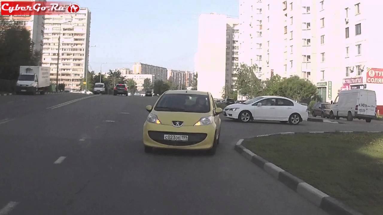 Желтый маленький пежо