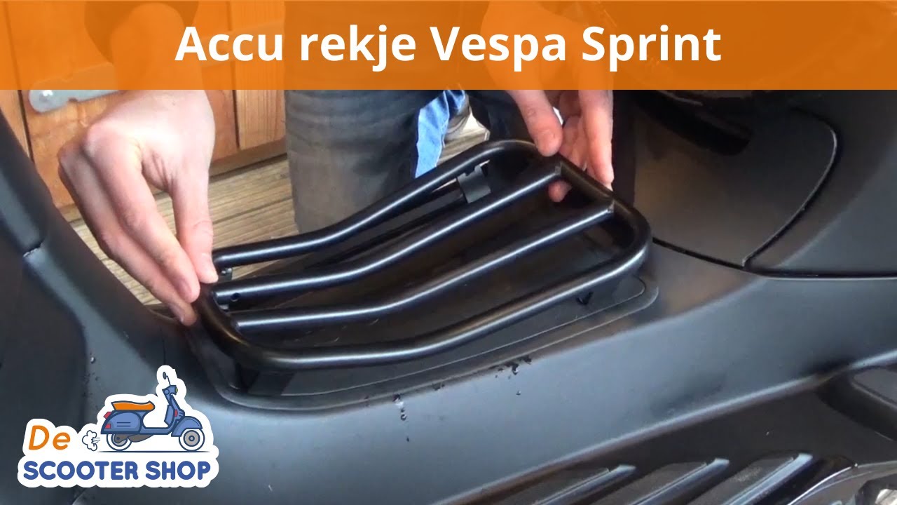 Installeren Beeldhouwwerk weerstand bieden Accu rekje Vespa Sprint en Primavera zwart monteren | Montagevideo - De  Scooter Shop - YouTube