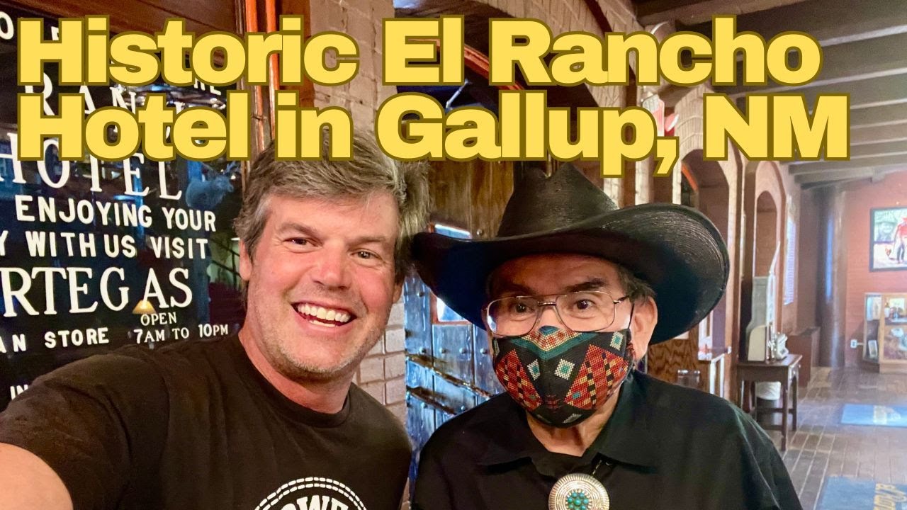 Исторический отель El Rancho на старой трассе Route 66 в городе Галлап, штат Нью-Мексико.