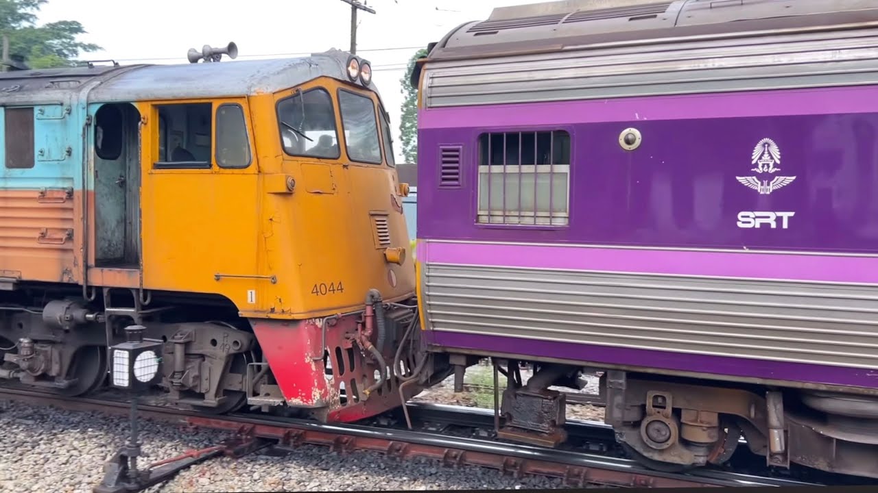 SRT.  สถานีรถไฟสุราษฎร์ธานียามเช้า กับขบวนรถด่วนที่ 85 พ่วงรถนอนแอร์ชั้น 1 มา 2 คัน และขบวนอื่น ๆ