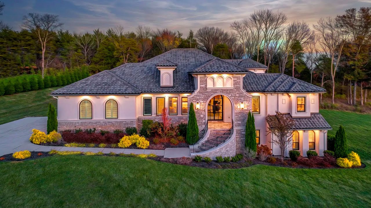 Expensive mansion in the luxurious area of Brentwood, Tennessee worth