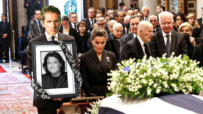 Funeral of Andreas Martin: Alexander sheds tears in front of his father's  portrait in front of fr... - YouTube