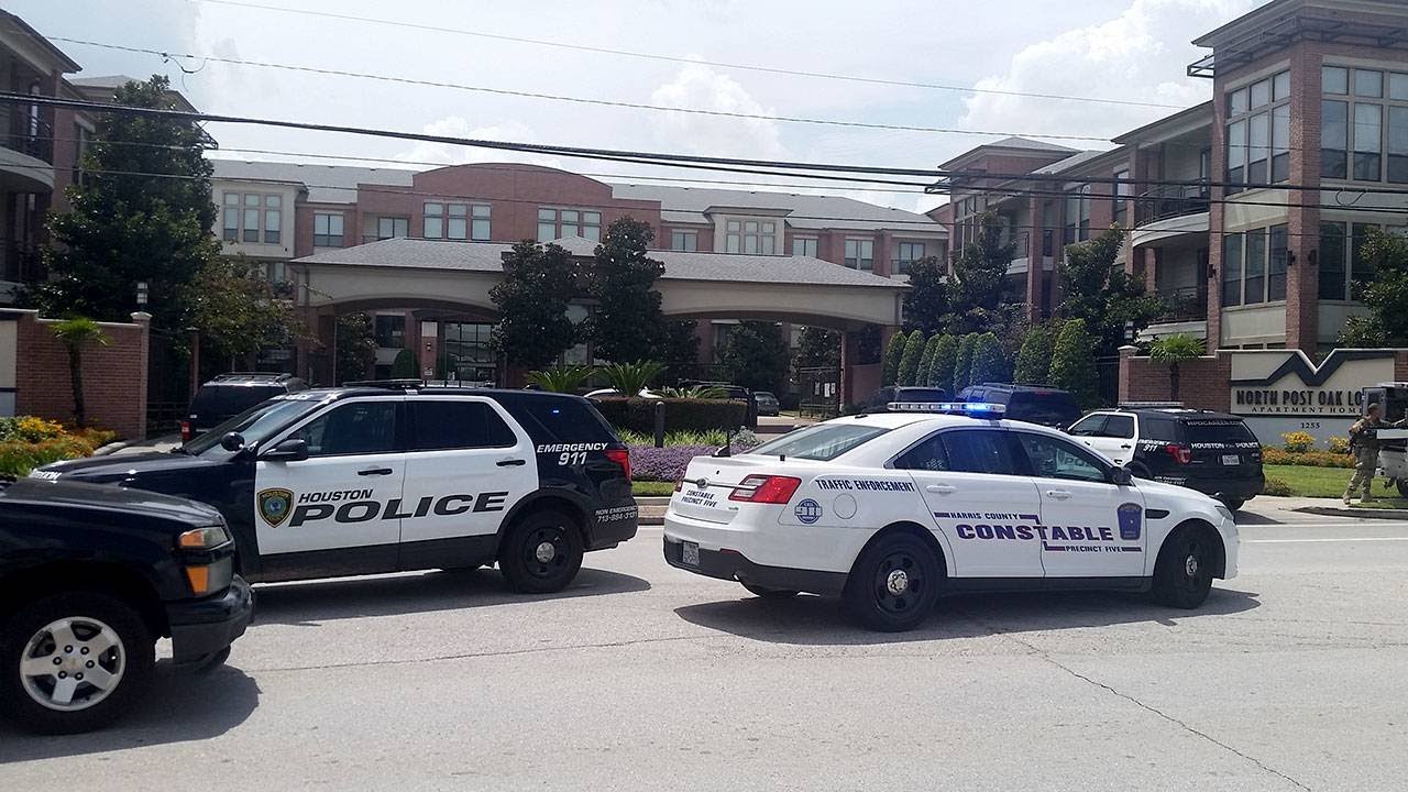 Bank robbery leads to police chase - YouTube