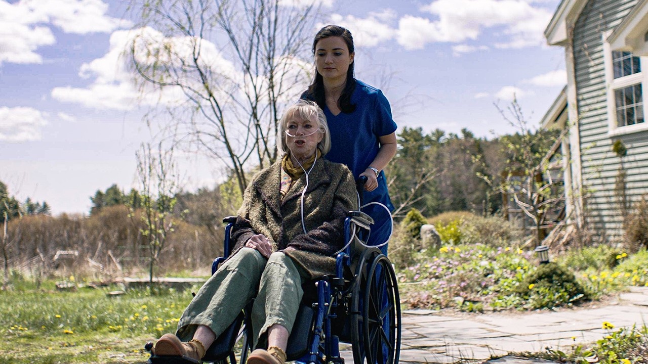 ممرضة أتكلفت برعايه ست عجوزة غامضة. وهي متعرفش أن الي بيدخل بيتها بيختفي فظروف غامضة ملخص