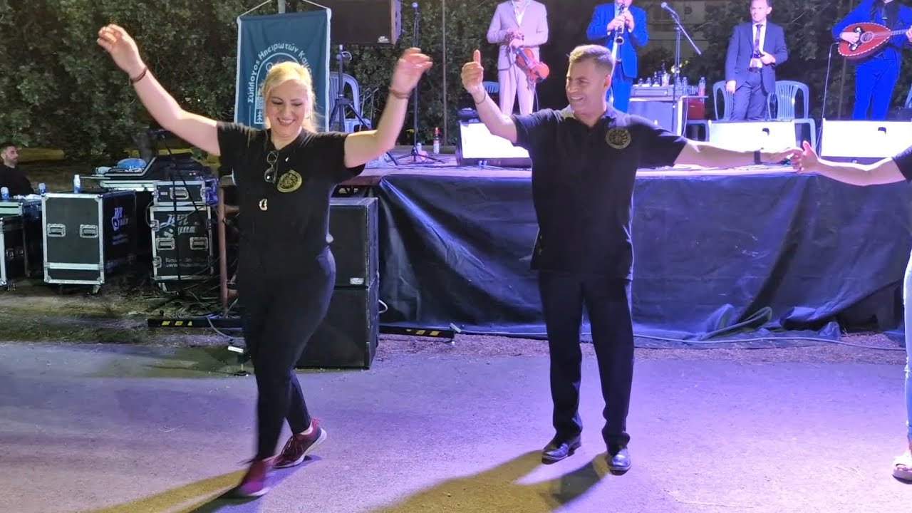 Λεβέντισσα γυναίκα σε φιγούρα τσάμικου - Κομπανία Βέρδη- Ένωση Ηπειρωτών Ιλίου στο Πάρκο Τρίτση