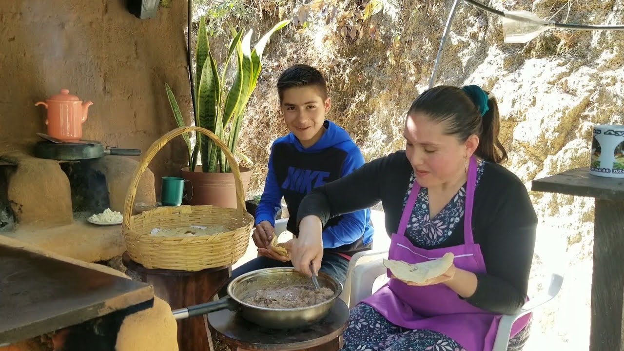 almorzando calientitas en el rancho