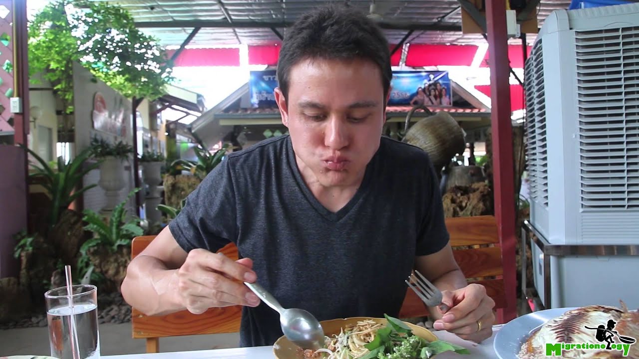 Thai Kanom Jeen Noodles (ขนมจีน) and Curry in Khorat (ขนมจีนครูยอด)