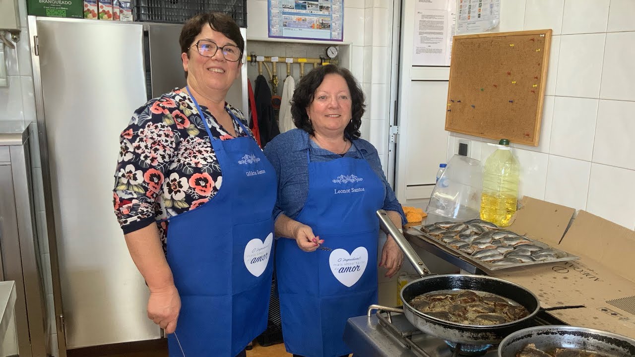 Irmã e eu na conversa enquanto cozinhamos chicharrinhos Recheados