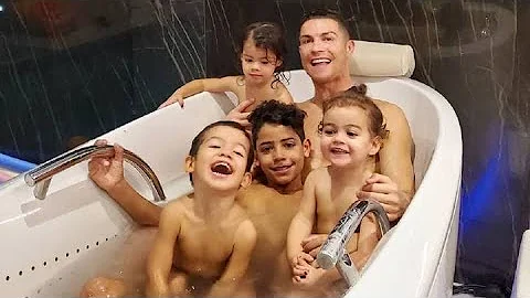 Ronaldo funny moments With His family - DayDayNews