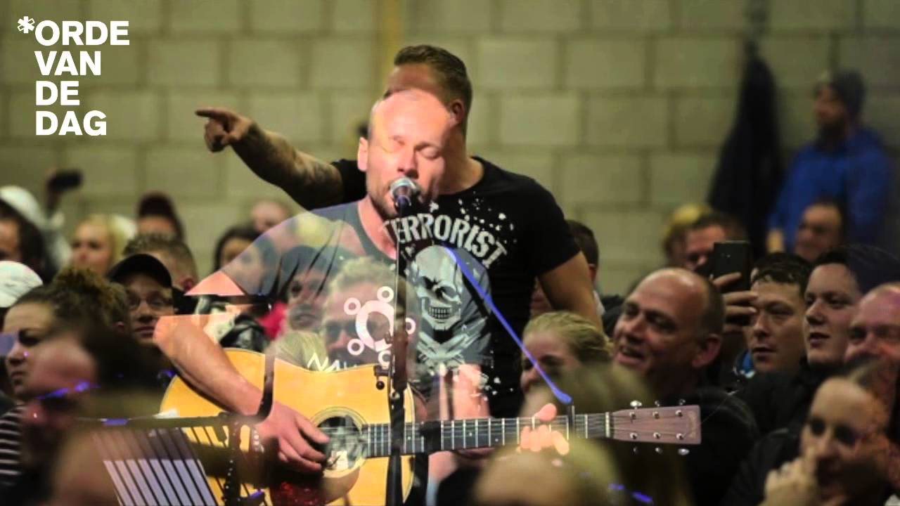 Daar Moet Een Piemel In - YouTube